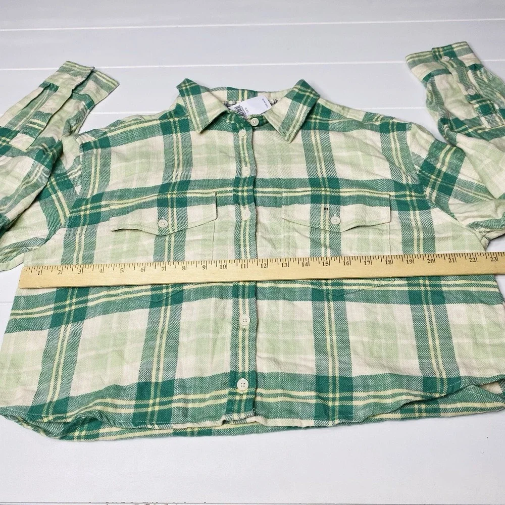 American Eagle Women Size M Button Up Shirt Flannel Cropped Green Cream Plaid - Picture 9 of 16